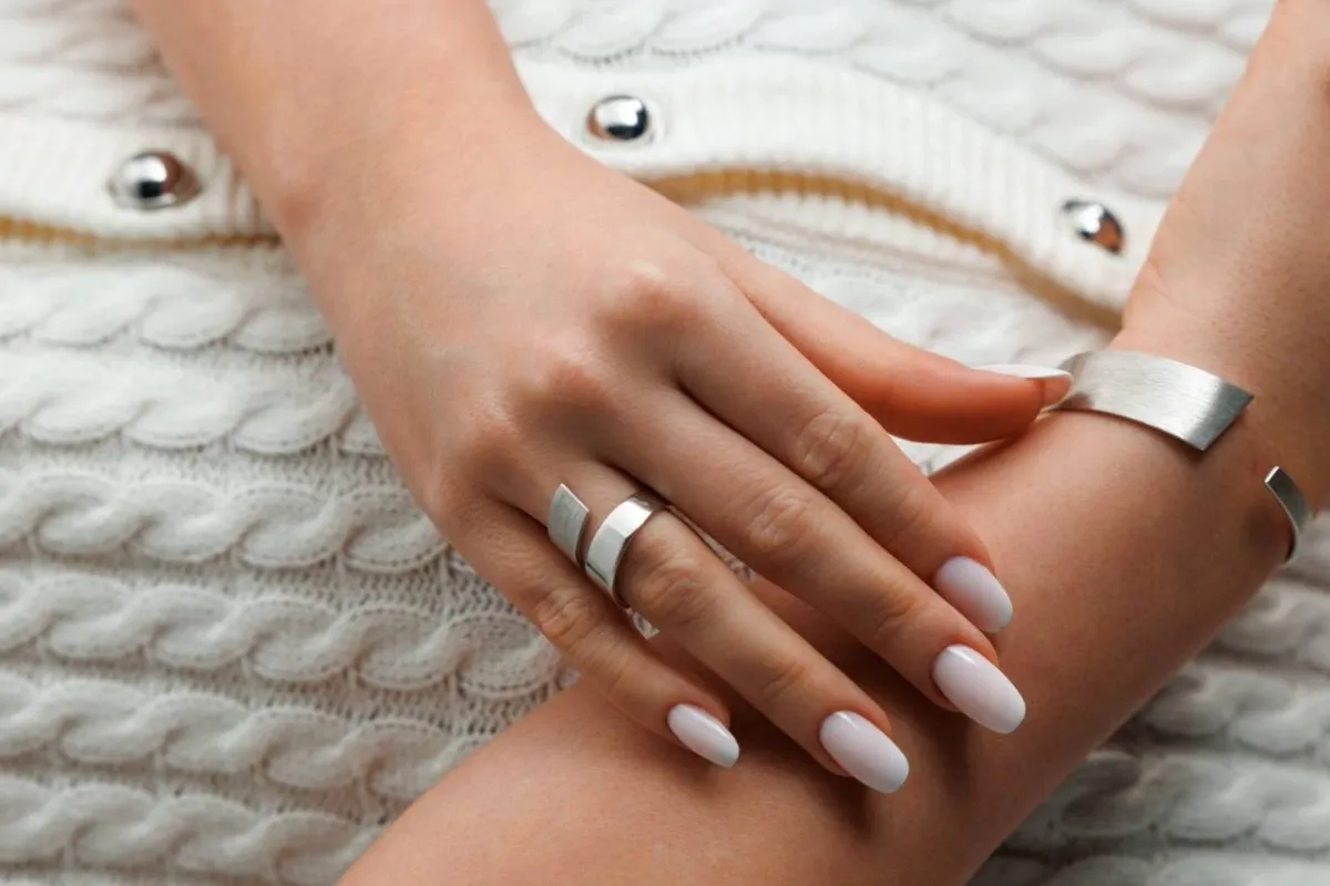 Holdbar manikyr med glansfull finish